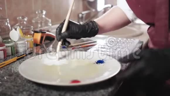 巧克力调色剂混合食用染料用于手工制作巧克力棒棒糖视频的预览图