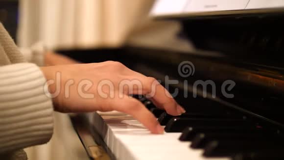 女人手演奏钢琴特写4K视频的预览图