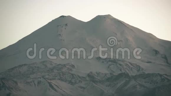 日落时的埃尔布鲁斯火山视频的预览图