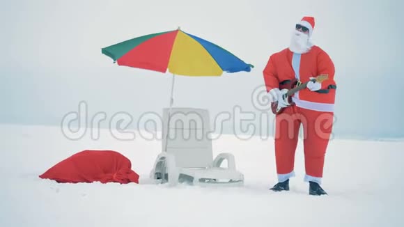 圣诞老人弹吉他的雪景视频的预览图