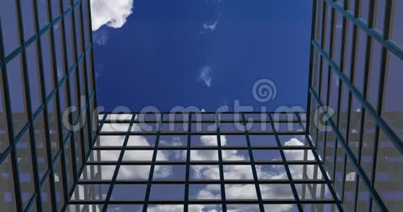 飞机飞过商业摩天大楼顶着云层飞行视频的预览图