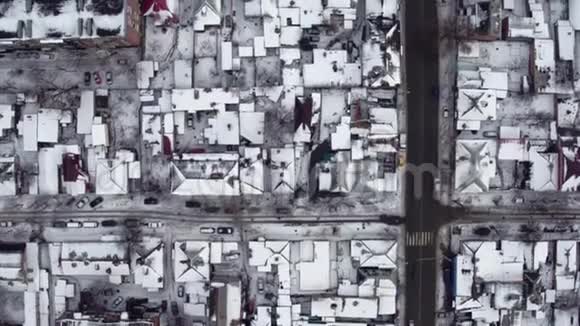 冬天的俄罗斯城市从街道庭院和屋顶的高处俯瞰视频的预览图