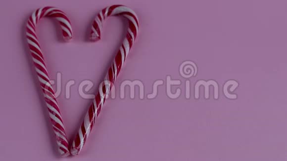 在粉红色背景下的妇女节情人节或生日心形的糖果和铭文视频的预览图