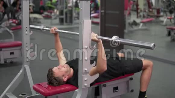 一个人在健身房里抖肌肉视频的预览图