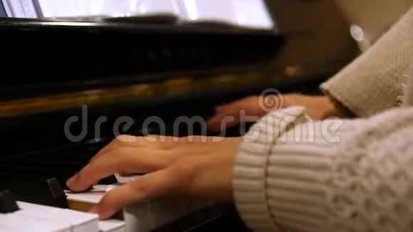 女子钢琴手快速旋律特写4k视频的预览图