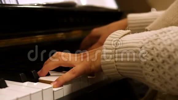 女子快速弹奏钢琴旋律翻页手特写4k视频的预览图