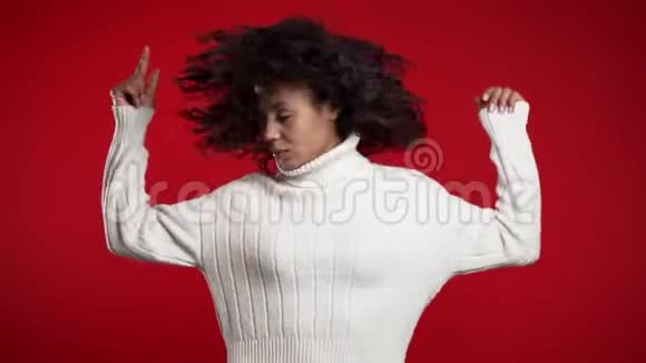 非洲裔美国妇女卷发玩得开心微笑头舞视频的预览图
