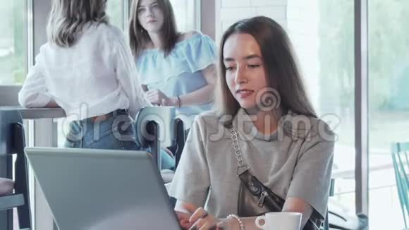 快乐的年轻女性喜欢在咖啡店里工作视频的预览图