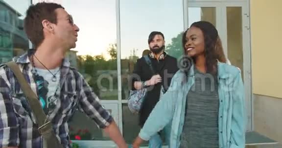 快乐的两对多文化的时髦夫妇在散步时跳舞和拥抱视频的预览图
