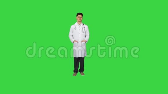 骨科医生与相机交谈和跳舞后一切将是好的绿色屏幕色度键视频的预览图