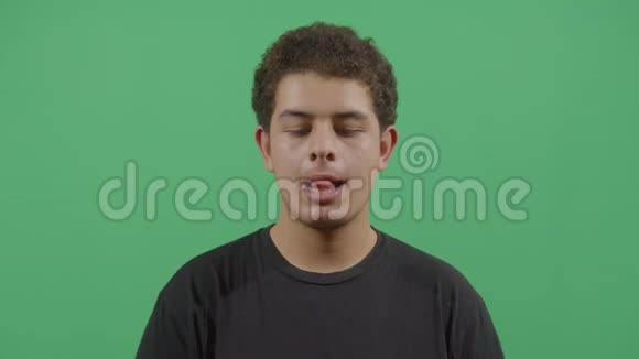 小男孩想用舌头伸鼻子视频的预览图