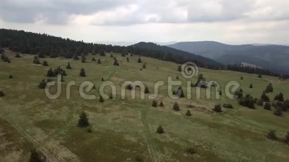 斯洛伐克塔特拉山带树木的山脉的鸟瞰图视频的预览图