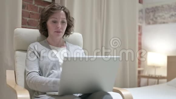 可怜的老女人在沙发上的笔记本电脑上面临着失落视频的预览图