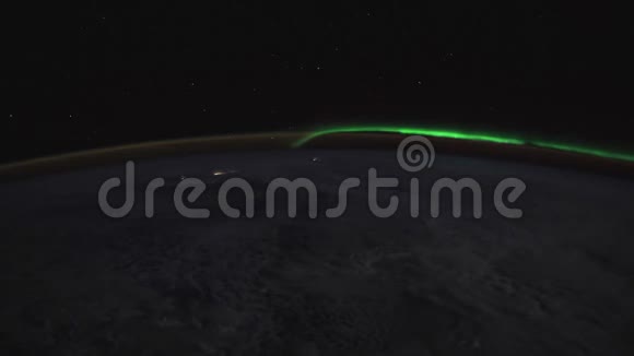 从太空看到的地球上的北极光视频的预览图
