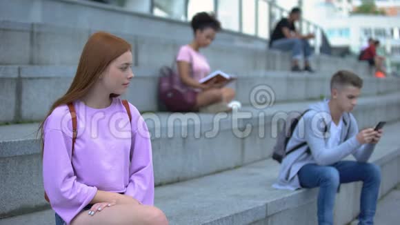 不快乐的少女正遭受着不求回报的爱情看着男同学视频的预览图