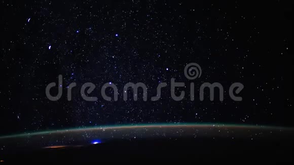 当地球在夜间旋转时太空中的恒星视频的预览图