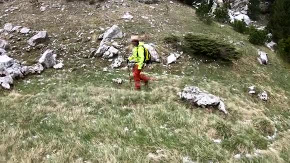 在西班牙比利牛斯山脉散步的Hiker女士视频的预览图