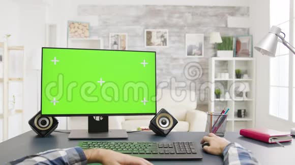 用绿色屏幕显示的男性手的POV镜头视频的预览图