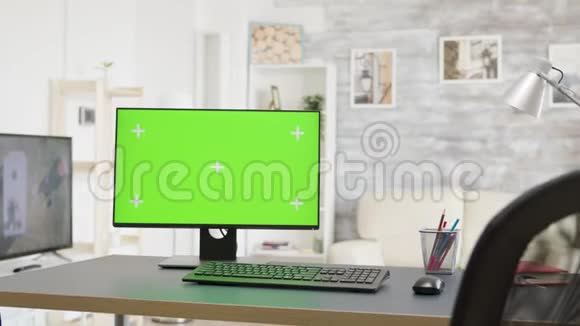 舒适明亮的客厅桌子上有一个隔离的绿色屏幕监视器视频的预览图
