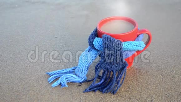 带咖啡的红色马克杯带蓝色针织围巾的蒸汽视频的预览图