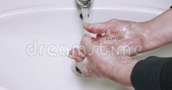 面目全非的男人彻底洗手视频的预览图