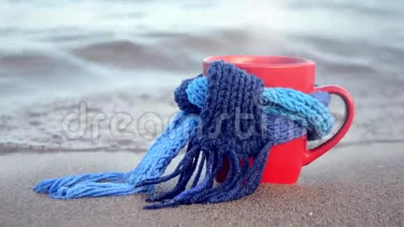 带咖啡的红色马克杯带蓝色针织围巾的蒸汽视频的预览图