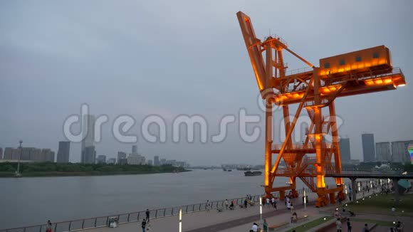 人走上海黄浦江由大石钢结构夜4k视频的预览图