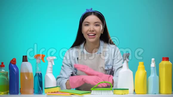 微笑家庭主妇提供清洁剂分类清洁公司服务视频的预览图