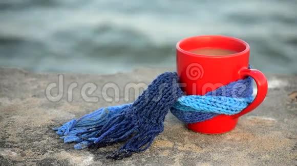 带热咖啡茶的红杯蓝色针织围巾束着视频的预览图