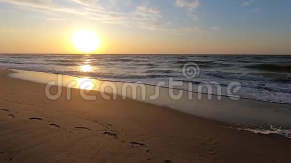 日落日出在海上曙光水和海浪海洋景观视频的预览图