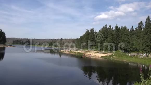 哈兹山自然景观区美丽的池塘和云视频的预览图