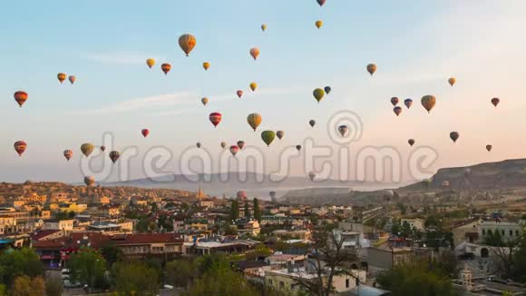 Cappadocia城市天际线与飞行气球土耳其视频的预览图