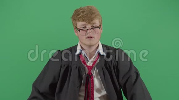 睡意朦胧的成年男子法庭法官视频的预览图