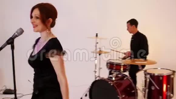 一支由四个穿着黑色衣服的人组成的音乐乐队在录音室播放歌曲拍摄一段动态音乐视频视频的预览图