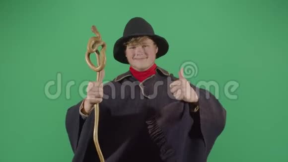 成年魔术师用拇指表示赞同视频的预览图