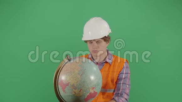 成年男子石油工程师检查全球视频的预览图