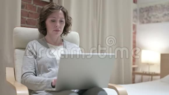疲劳的老女人有脖子疼沙发视频的预览图
