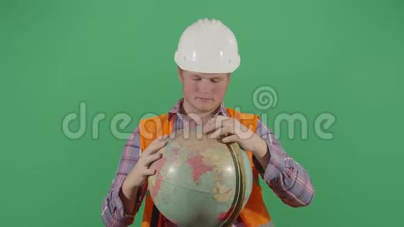 成年男子石油工程师检查全球视频的预览图