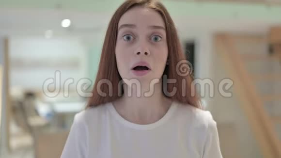 愤怒的红发青年女子呼喊的肖像视频的预览图