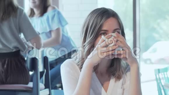 美丽的幸福女人在咖啡厅喝咖啡视频的预览图