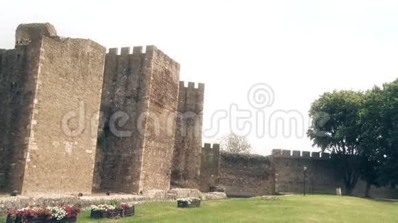 中世纪的老堡瞭望塔和一堵大墙视频的预览图