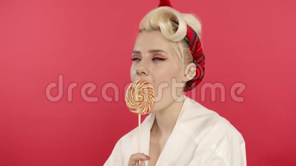 金发女郎把女人绑起来吃糖果看着镜头视频的预览图
