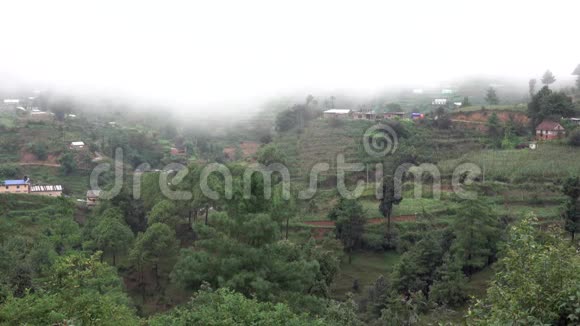 大雾笼罩着山区的一个村庄视频的预览图