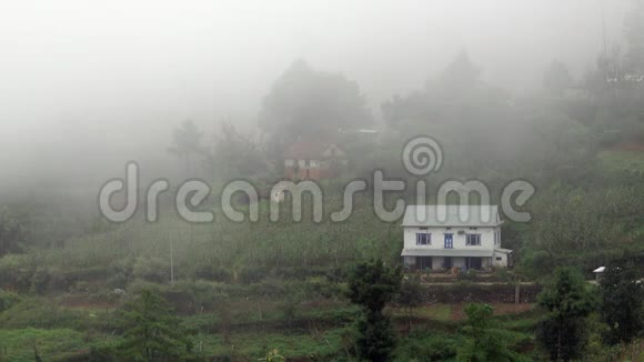 大雾笼罩着山区的一个村庄视频的预览图