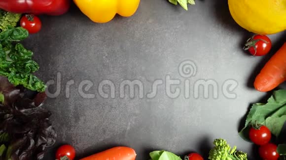 缩放边界新鲜有机蔬菜设置背景在桌子上健康食品概念顶部视图慢动作视频的预览图