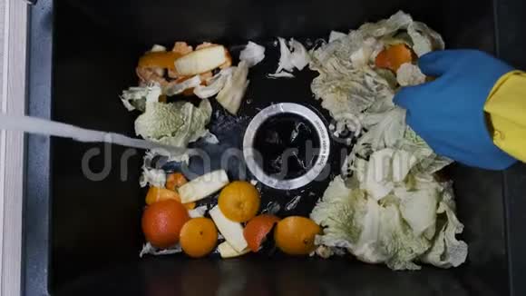使用厨房处理器研磨食物废物水槽里的碎纸机切工厨房家用食品垃圾现代视频的预览图
