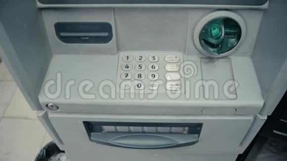 灰色自动取款机中闪烁的绿色插槽自动取款机在闪烁视频的预览图