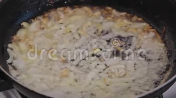 全锅观切白葱片在油中烘焙视频的预览图