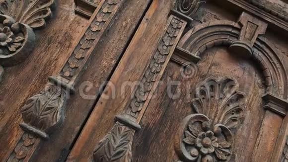 一座美丽的古建筑的古老木门木质纹理门视频的预览图