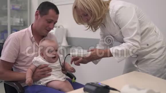 护士检查婴儿视频的预览图